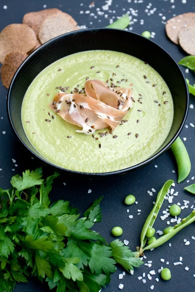 ハムと黒い背景に豆と健康的なグリーン スープ — ストック写真