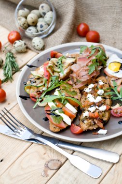 Peynir, domates, Bıldırcın yumurta, jambon, s ile birçok lezzetli bruschetta