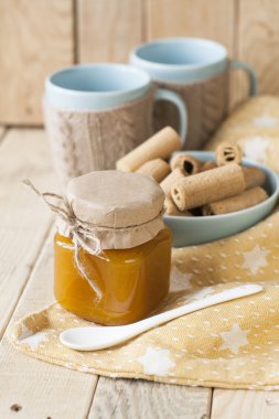 Elma reçel, bisküvi ve kahvaltıda sütlü kahve