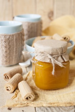 Elma reçel, bisküvi ve kahvaltıda sütlü kahve