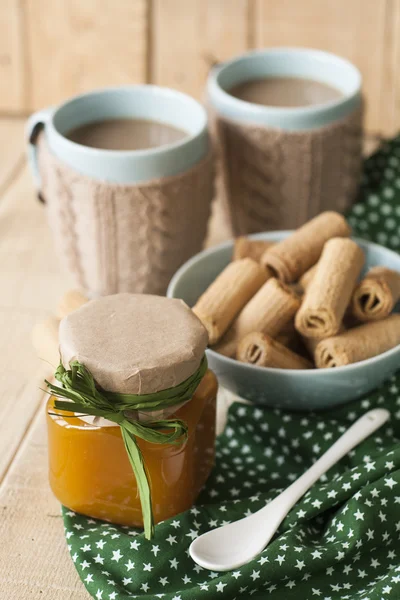 Mermelada de manzana, galletas y café con leche para el desayuno — Foto de Stock