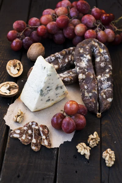 Snacks for wine, cheese with mold, pink grapes, walnuts — Stock Photo, Image