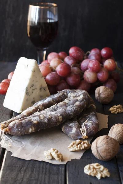 酒，零食奶酪与模具、 粉红色葡萄、 核桃 — 图库照片
