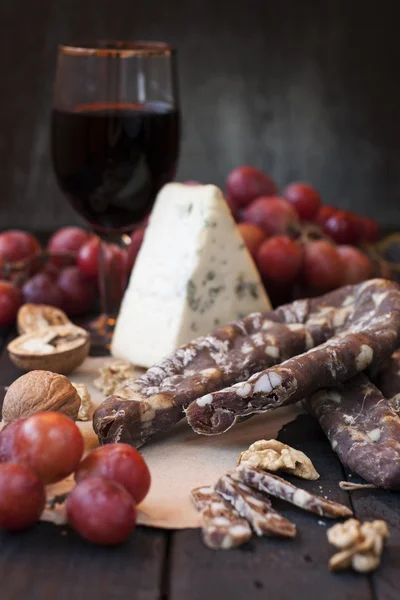 Snacks for wine, cheese with mold, pink grapes, walnuts — Stock Photo, Image