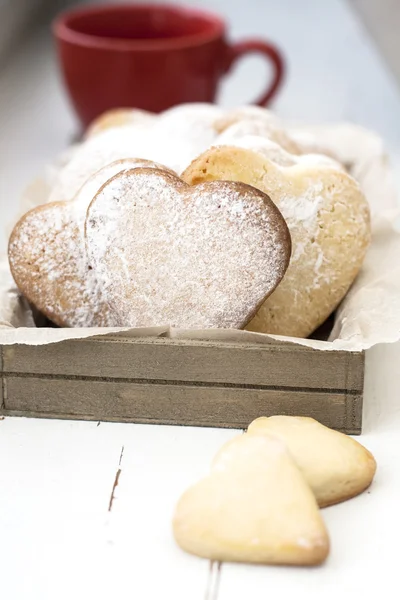 Deliziosi biscotti con cuori a San Valentino su un legno bianco — Foto Stock