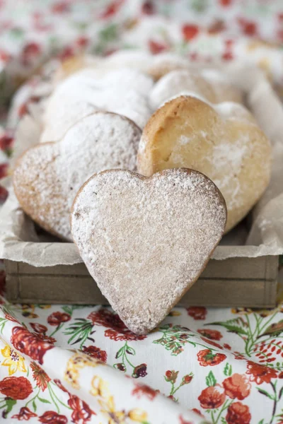 Pyszne ciasteczka z serca na Walentynki na tableclo — Zdjęcie stockowe