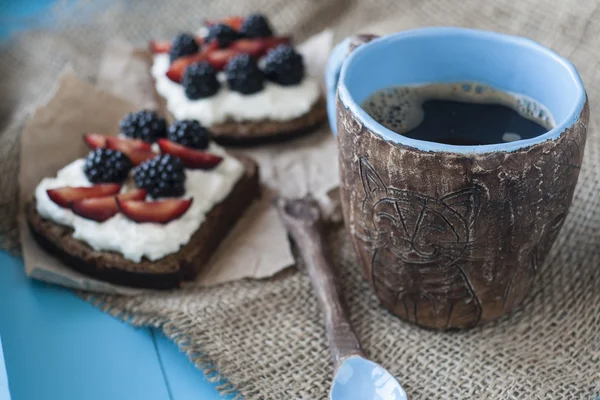 Panini con formaggio dolce e bacche, una tazza di caffè — Foto Stock