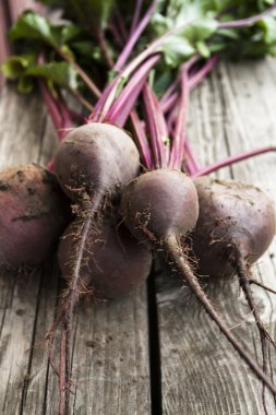 ahşap arka plan üzerinde kırmızı pancar