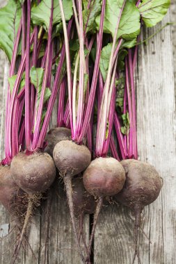 ahşap arka plan üzerinde kırmızı pancar