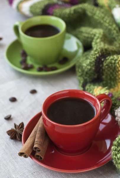 Groene en rode kopjes koffie met koffie Michal, anijs ster — Stockfoto