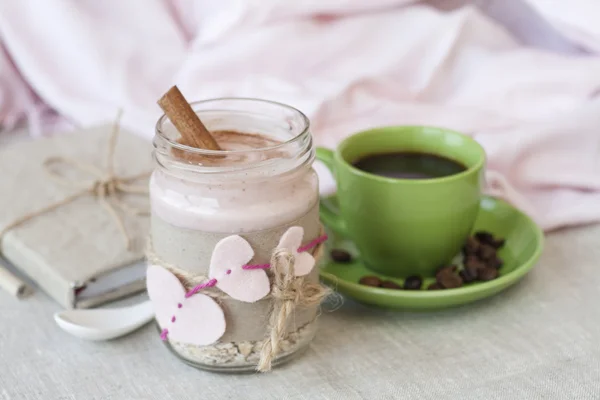 Romantisches reichhaltiges Frühstück: Haferflocken mit Beerenjoghurt und Zimt, — Stockfoto