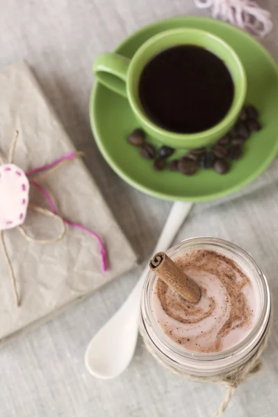 浪漫是早餐: 麦片粥浆果酸奶和肉桂, — 图库照片