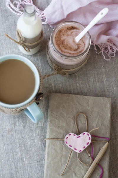 Romantisch ontbijt: havermout met bessen, yoghurt en kaneel, — Stockfoto