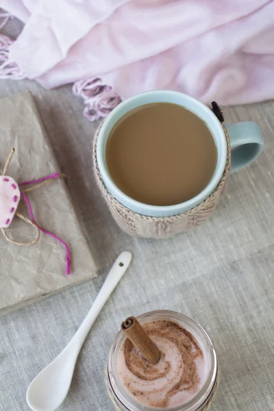 Romantica ricca colazione: farina d'avena con yogurt alla bacca e cannella , — Foto Stock