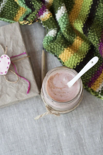 Romantisk stor frukost: havregrynsgröt med bär yoghurt och kanel — Stockfoto