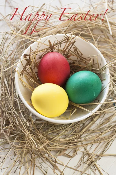 Nido con huevos de Pascua en la mesa de madera — Foto de Stock