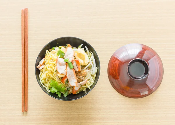 Macarrão chinês na mesa da cozinha — Fotografia de Stock