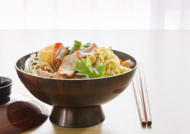 Mutfak masasında Japon şehriye