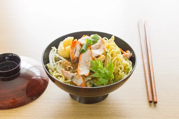 Macarrão japonês na mesa da cozinha — Fotografia de Stock