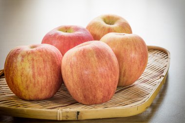 Sepet içinde kırmızı elma 