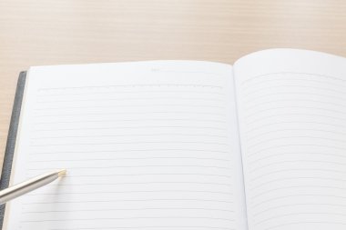 Kalem defter açık boş sayfada koy