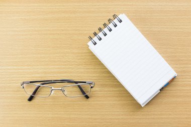 Gözlük ve boş bir sayfa ile not etmek