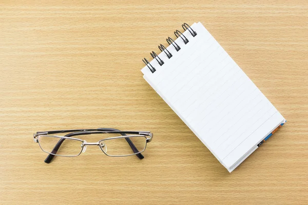 Gözlük ve boş bir sayfa ile not etmek