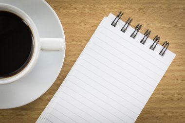 Kahve ve ahşap masa üstünde not etmek