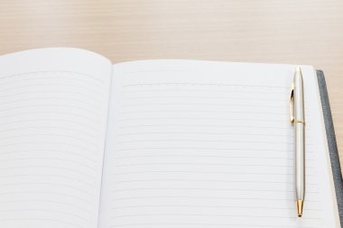 Kalem defter açık boş sayfada koy