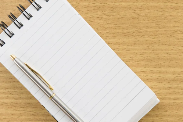Στυλό και σημειωματάριο με κενή σελίδα — Φωτογραφία Αρχείου