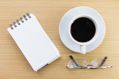 Kahve ve ahşap masa üstünde not etmek