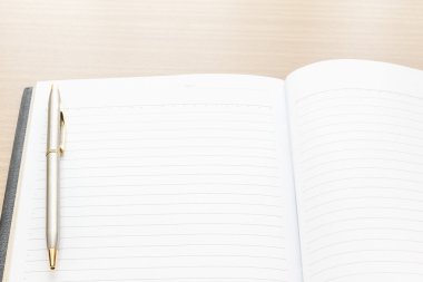 Kalem defter açık boş sayfada koy