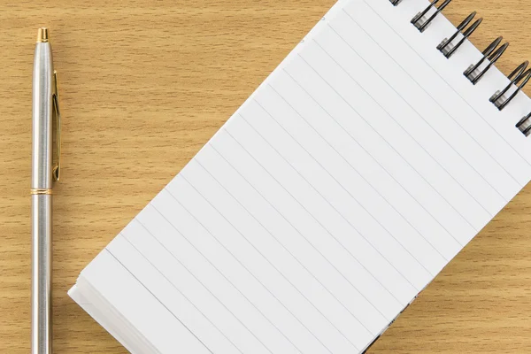 Ручка и блокнот с пустой страницей — стоковое фото