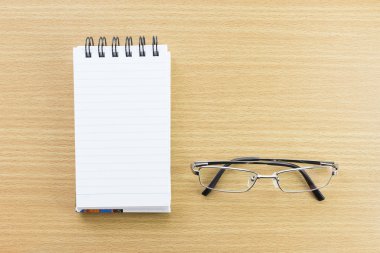 Gözlük ve boş bir sayfa ile not etmek