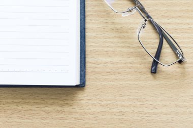 Gözlük ve boş bir sayfa ile not etmek