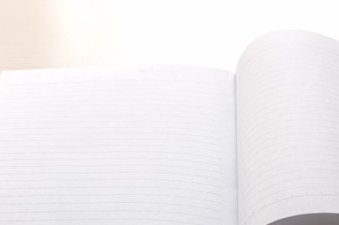 Açık defter ile boş sayfa