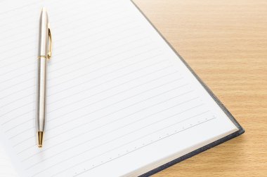 Kalem ve açık Not Defteri ile boş sayfa
