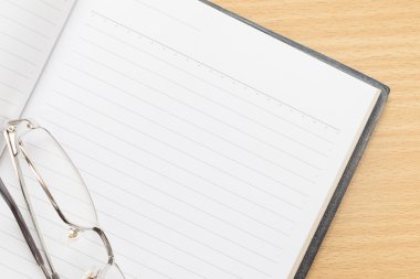 Not defterini açın boş sayfa ve gözlük 