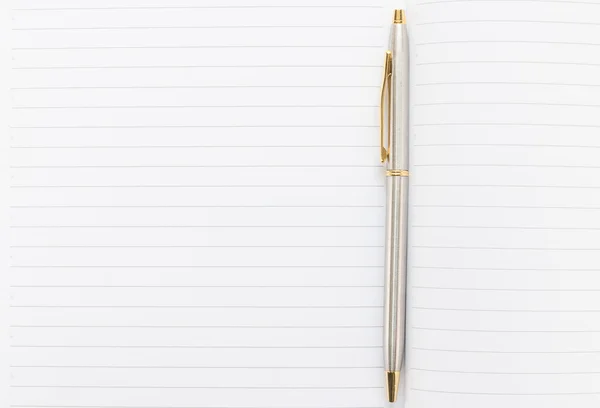 Ручка и открытая тетрадь с пустой страницей — стоковое фото