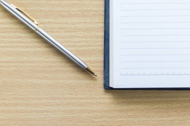 Kalem ve açık defter ile boş sayfa