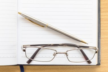 Not defterini açın boş sayfa ve gözlük 