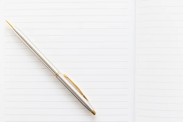 Caneta e caderno aberto com página em branco — Fotografia de Stock