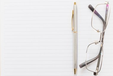 Not defterini açın boş sayfa ve gözlük 