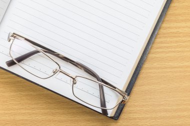 Not defterini açın boş sayfa ve gözlük 