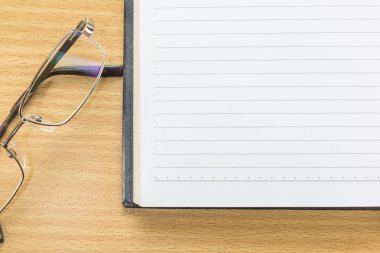 Not defterini açın boş sayfa ve gözlük 