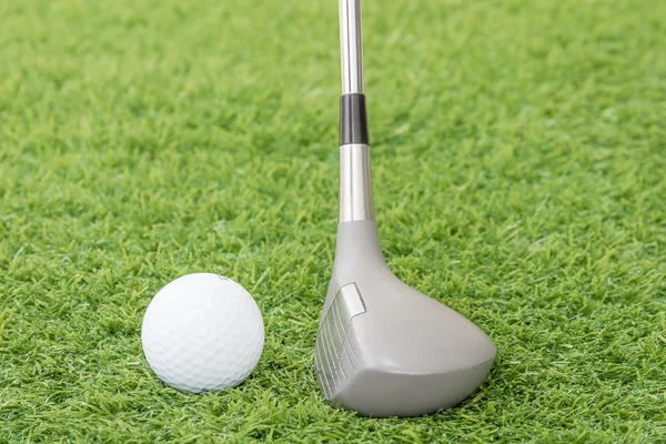 Bola de golfe e clube de golfe na grama verde — Fotografia de Stock