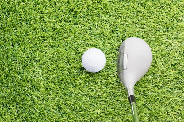 Bola de golfe antes de bater com o clube de golfe — Fotografia de Stock