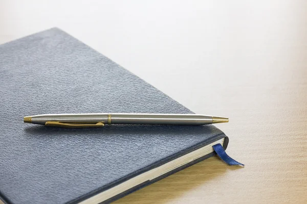 Pen op een boek — Stockfoto