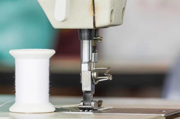 Крупним планом промислова швейна машина — стокове фото