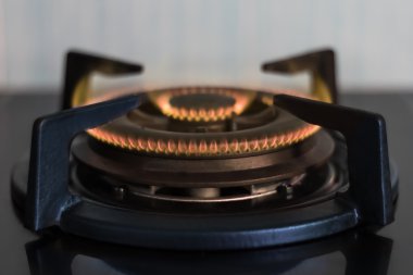 Gaz fırın brülörleri mutfakta